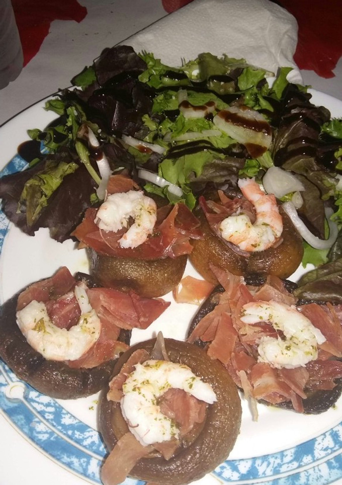 Una foto de Champiñones rellenos de jamón y gambas