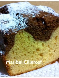 Una foto de -Bizcocho de leche condensada, queso y chocolate-