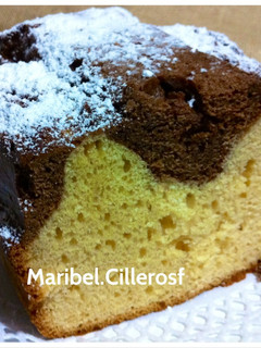 Una foto de -Bizcocho de leche condensada, queso y chocolate-