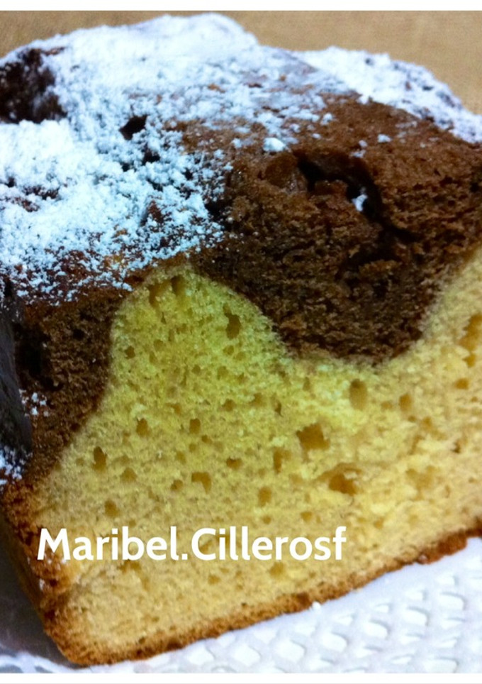 Una foto de -Bizcocho de leche condensada, queso y chocolate-