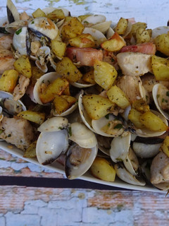 Foto de Carne de peru com amêijoas e bacon com batatinhas "fritas"