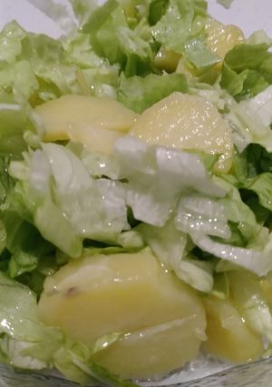 Una foto de Ensalada de lechuga y papas al limón
