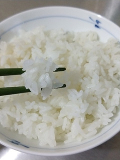 Una foto de Arroz Blanco (白米) - Arroz Japonés Preparación Tradicional -