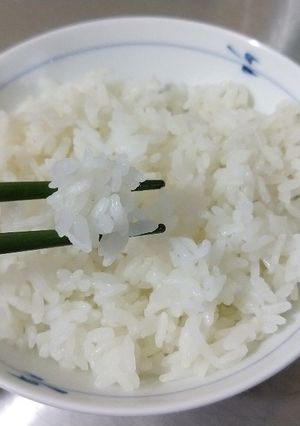 Una foto de Arroz Blanco (白米) - Arroz Japonés Preparación Tradicional -