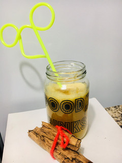 Una foto de LICUADO DE 🍎MANZANA🍎 Y 🍊NARANJA🍊 CON CANELA🍹