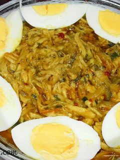 Una foto de Pollo desmenuzado con huevos cocido