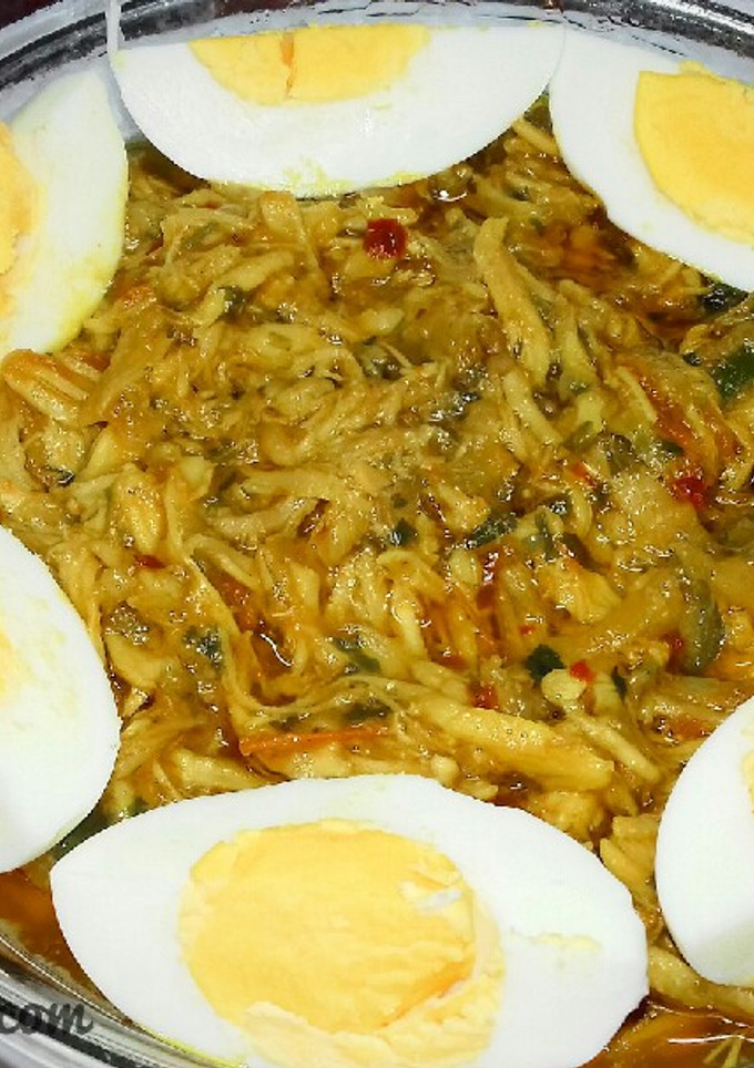 Una foto de Pollo desmenuzado con huevos cocido