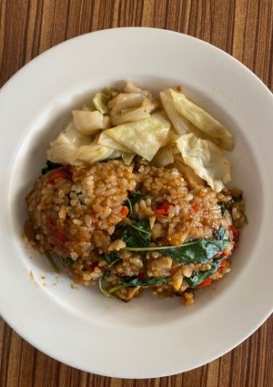 รูปของ ข้าวญี่ปุ่นคลุกกะเพราไก่คาราเกะ