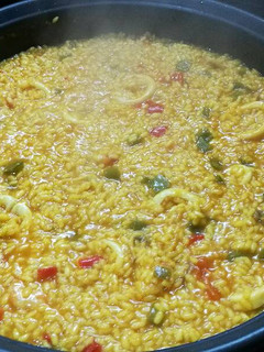 Una foto de Arroz con calamares y gambas