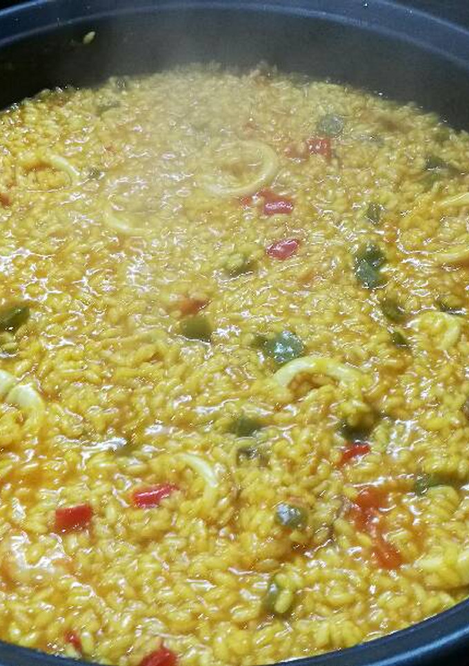 Una foto de Arroz con calamares y gambas