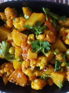 ફલાવર વટાણા બટાકા નું શાક (Flower Vatana Bataka Shak Recipe In Gujarati) રેસીપી મુખ્ય ફોટો