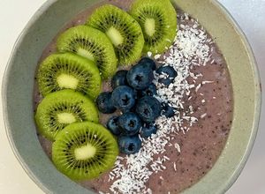 Hình của món Smoothie bowl dâu tây, chuối, táo, kiwi, việt quất, sữa chua Hy Lạp, dừa vụn, hạt chia.