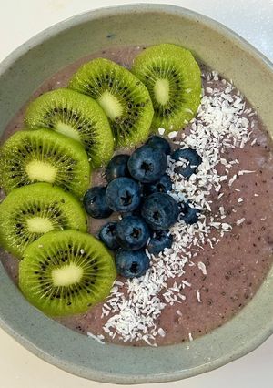 Hình của món Smoothie bowl dâu tây, chuối, táo, kiwi, việt quất, sữa chua Hy Lạp, dừa vụn, hạt chia.
