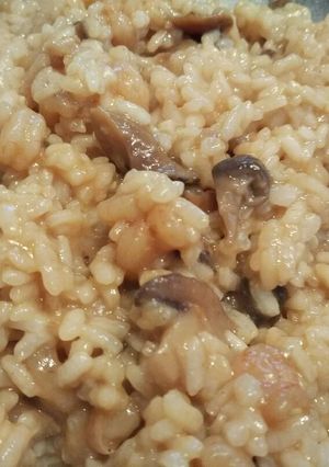 Una foto de Arroz con setas y gambas