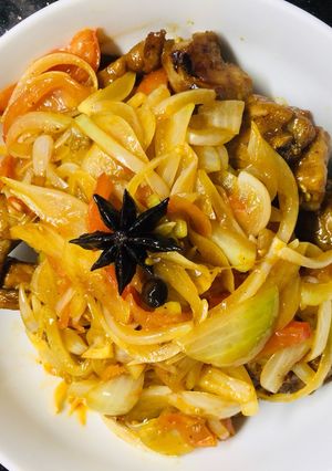 Hình của món Sườn non rim xào hành tây và cà chua.