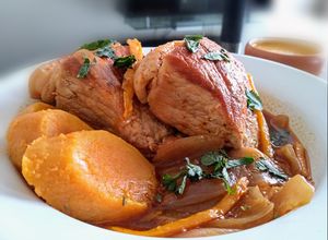 Una foto de Cerdo escabechado con huacatay 👍🇵🇪