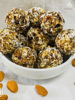 A picture of Dates Cashew Almonds Balls.