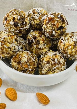 A picture of Dates Cashew Almonds Balls.