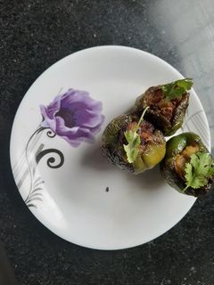 भरवा शिमला मिर्च (Bharwan shimla mirch recipe in Hindi) रेसिपी मुख्य फोटो