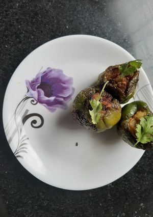 भरवा शिमला मिर्च (Bharwan shimla mirch recipe in Hindi) रेसिपी मुख्य फोटो