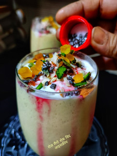 रोज़ मैंगो शेक विद आइसक्रीम (rose mango shake with ice cream recipe in Hindi) रेसिपी मुख्य फोटो