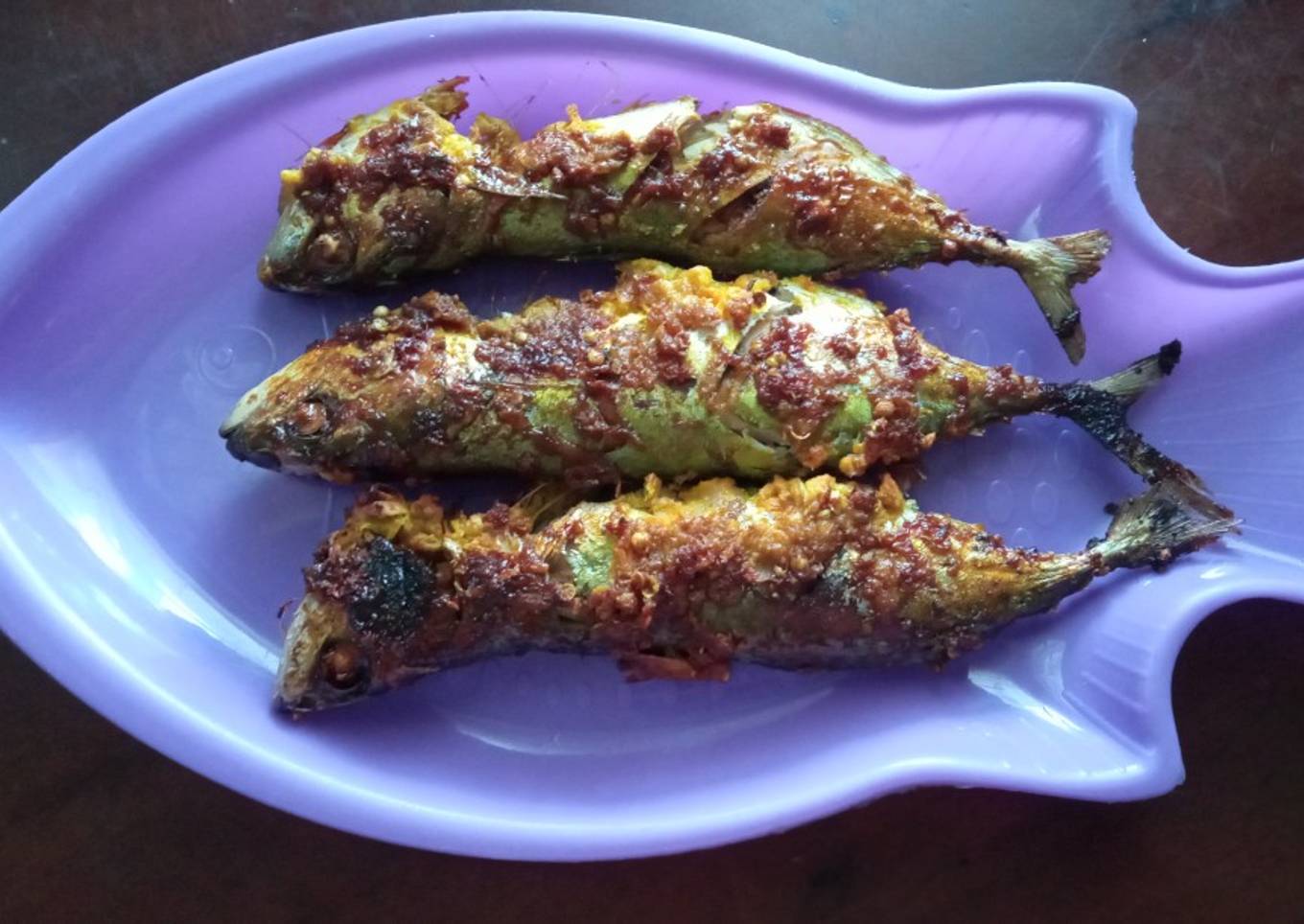 Ikan kembung dan ayam panggang bumbu kuning