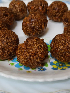 A picture of Jaggery sesame seeds peanuts ladoo.