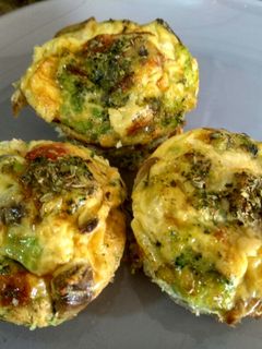 Una foto de Muffins de huevo y verdura