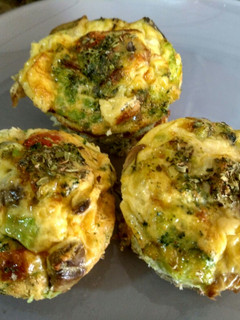Una foto de Muffins de huevo y verdura