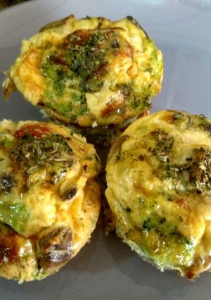 Una foto de Muffins de huevo y verdura