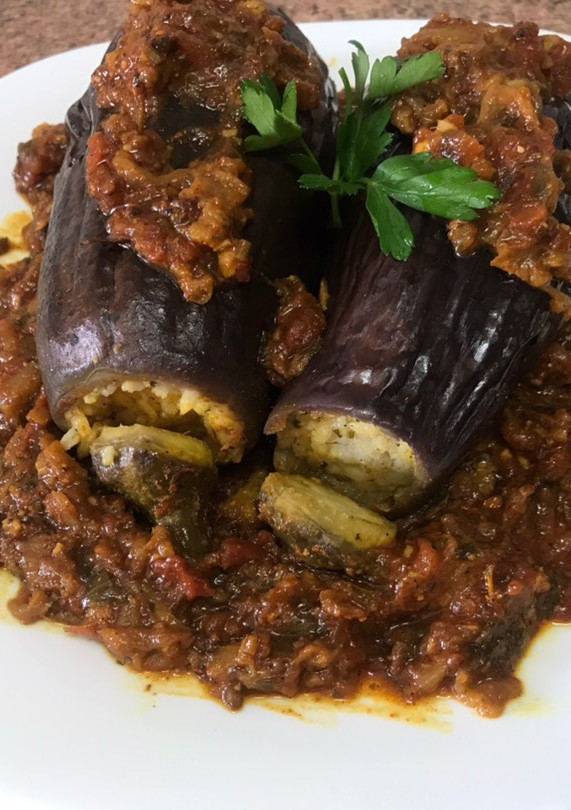 Una foto de Exclusiva! berenjena rellena con arroz con salsa mantequilla
