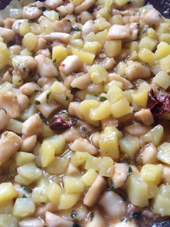 Una foto de Chocos al ajillo con patatas confitadas 🦑