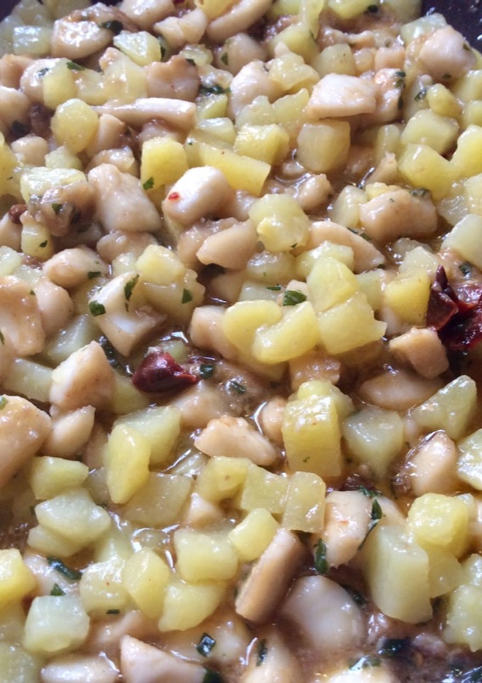 Una foto de Chocos al ajillo con patatas confitadas 🦑