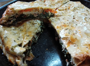 Una foto de Tarta de espinaca c/ atún, huevo, tomate y queso!!!