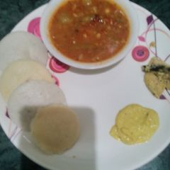 A picture of Idli Sambhar with peanuts & Splited gram chutney.