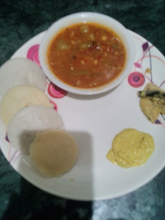 A picture of Idli Sambhar with peanuts & Splited gram chutney.