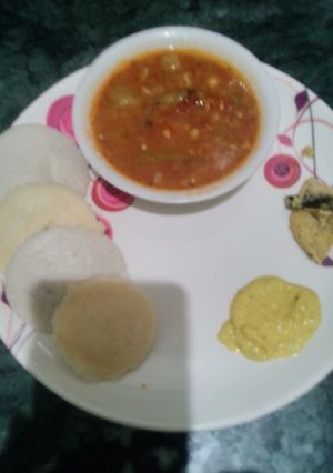 A picture of Idli Sambhar with peanuts & Splited gram chutney.