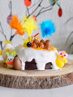 Una foto de Mona de Pascua de chocolate cubierta con merengue suizo | @DarixLAB