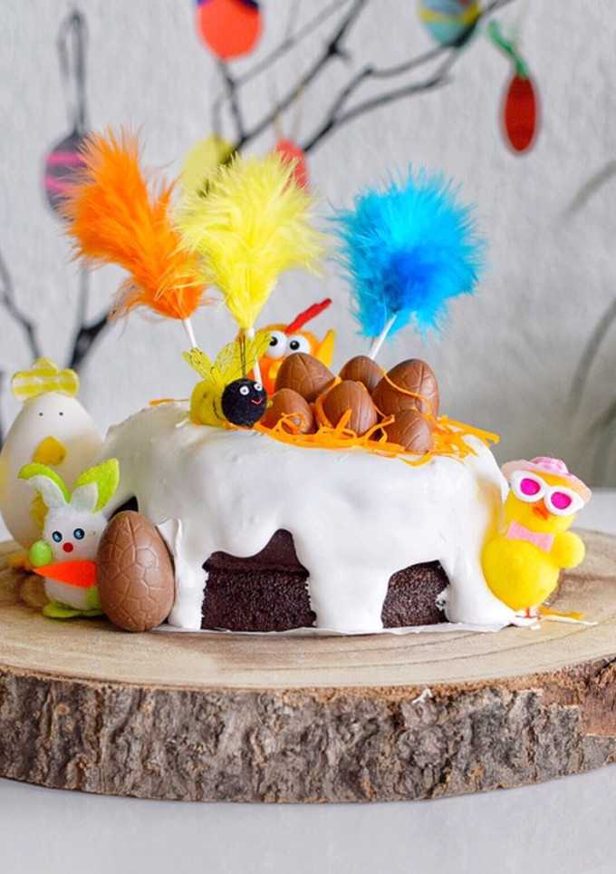 Una foto de Mona de Pascua de chocolate cubierta con merengue suizo | @DarixLAB