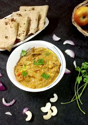 A picture of Shahi apple butter masala curry.