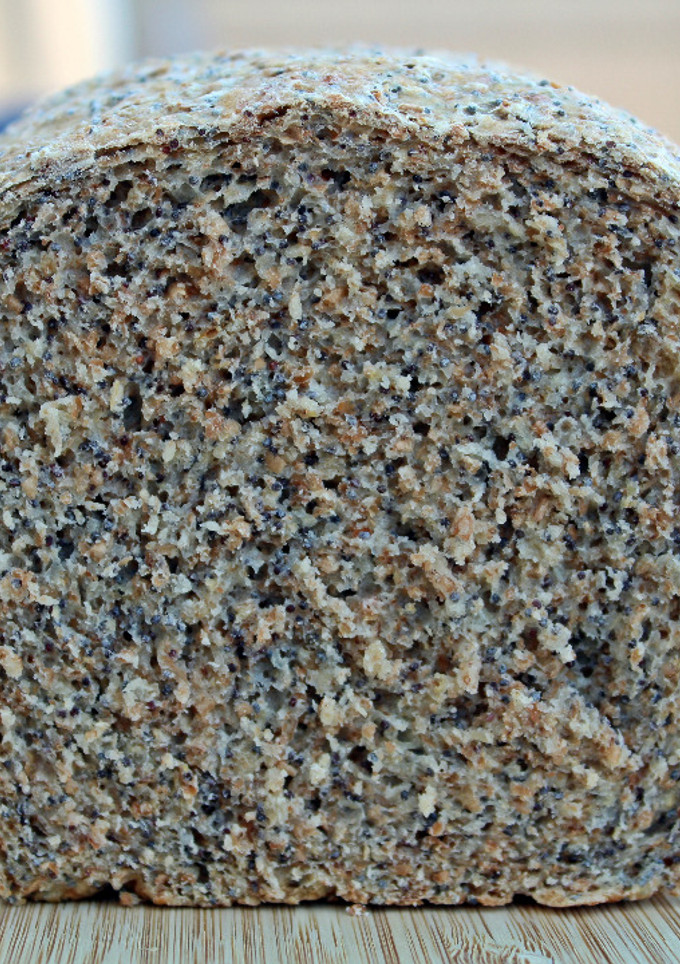 Una foto de Pan integral con semillas de amapola y copos de avena