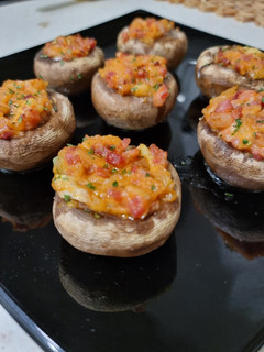Una foto de Champiñones rellenos de bacon y jamón