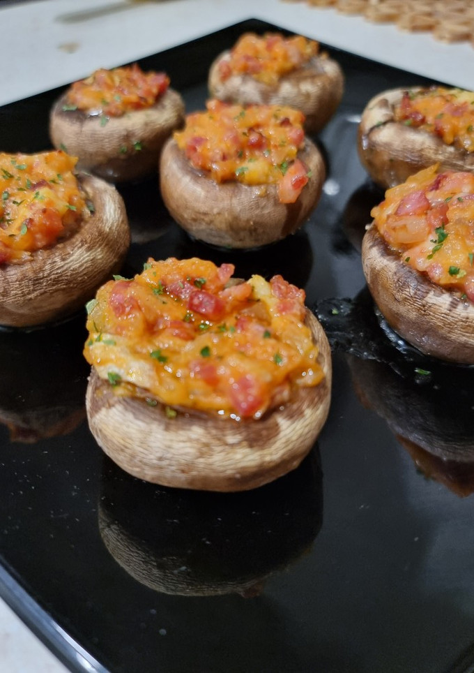 Una foto de Champiñones rellenos de bacon y jamón