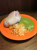 Nudos de cerdo con puré de arvejas y falso chucrut