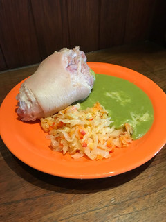 Una foto de Nudos de cerdo con puré de arvejas y falso chucrut
