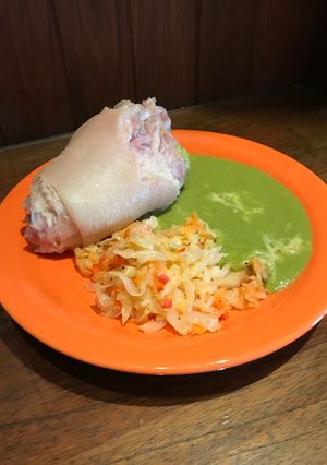 Una foto de Nudos de cerdo con puré de arvejas y falso chucrut