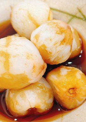 Hình của món Vải ngâm đường nâu.