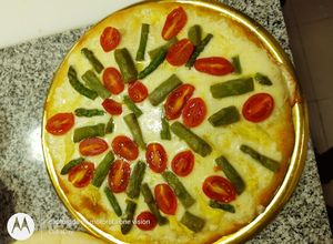 Una foto de Pizza Gourmet de espárragos con queso camembert