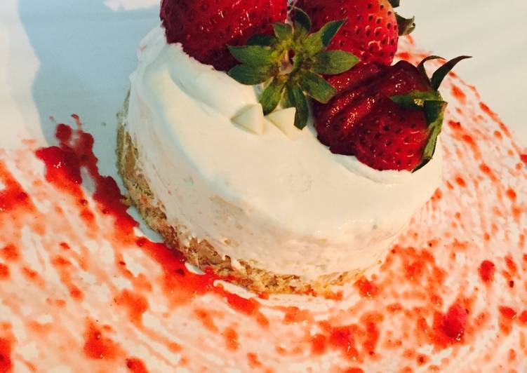 Cream cheese cake with strawberries
