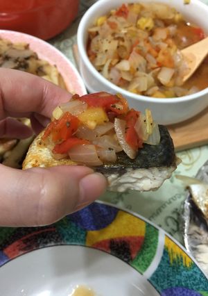 香煎鯖魚佐檸香蕃茄洋蔥醬 的食譜成品照片